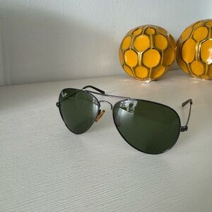Ray-Ban Black and Green Aviator Sunglasses with Metal Frame